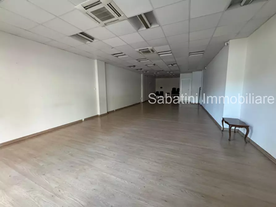 Immagine 3 di Negozio in affitto  in Piazza Duca d'Aosta, 40 a Pescara