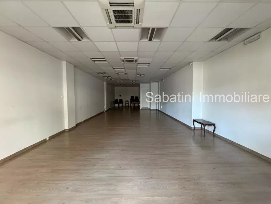 Immagine 4 di Negozio in affitto  in Piazza Duca d'Aosta, 40 a Pescara