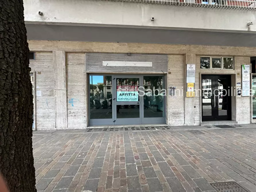 Immagine 7 di Negozio in affitto  in Piazza Duca d'Aosta, 40 a Pescara