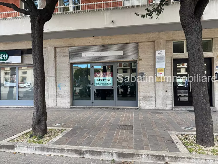 Immagine 8 di Negozio in affitto  in Piazza Duca d'Aosta, 40 a Pescara