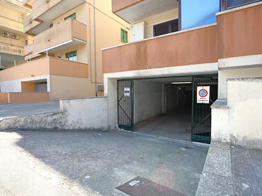 Immagine 1 di Garage in vendita  in Via Milano a Gallipoli