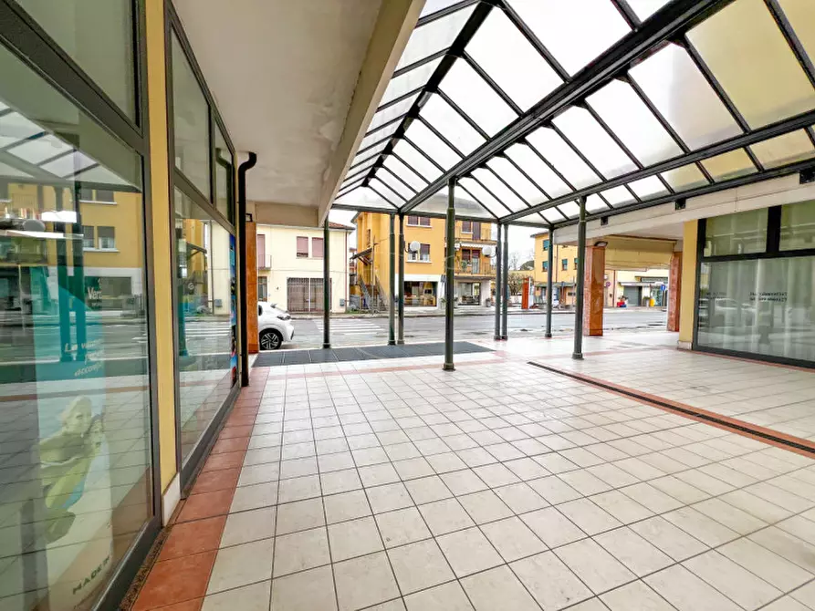 Immagine 3 di Negozio in vendita  in Corso delle Terme 25/A a Montegrotto Terme