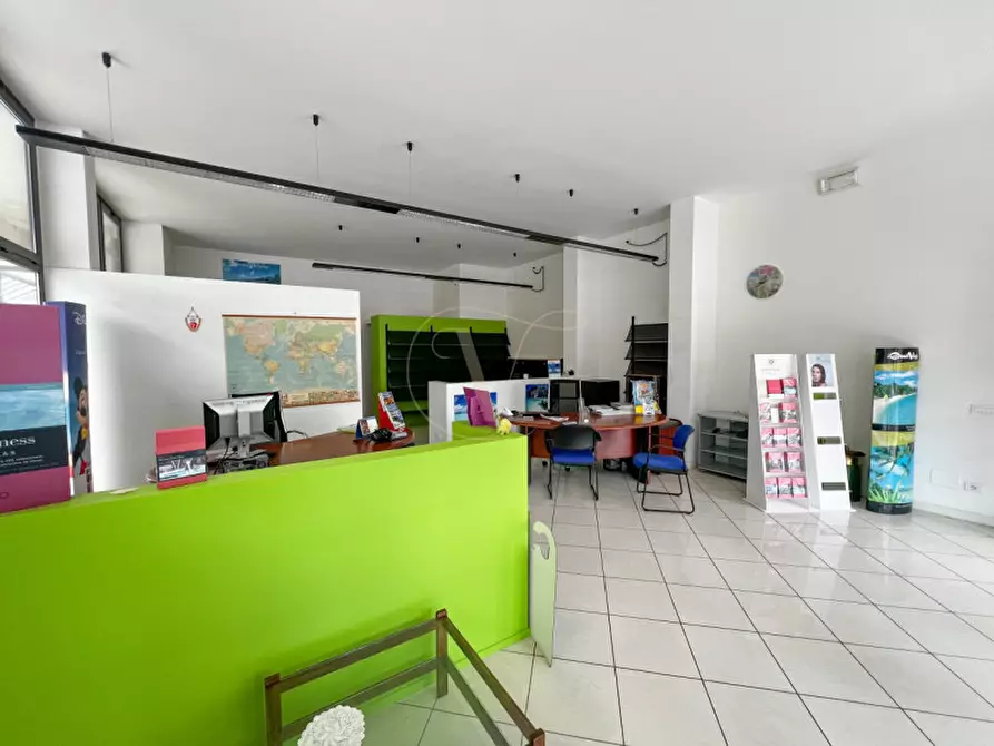 Immagine 4 di Negozio in vendita  in Corso delle Terme 25/A a Montegrotto Terme