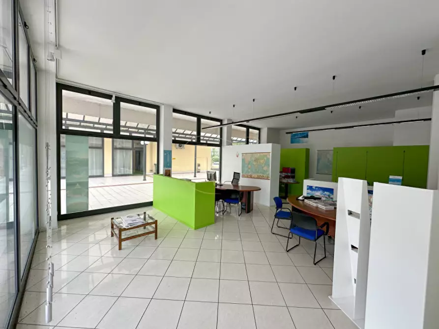 Immagine 11 di Negozio in vendita  in Corso delle Terme 25/A a Montegrotto Terme
