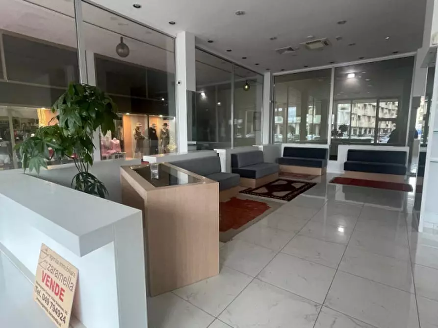 Immagine 1 di Negozio in vendita  in Via Alessandro Volta a Abano Terme