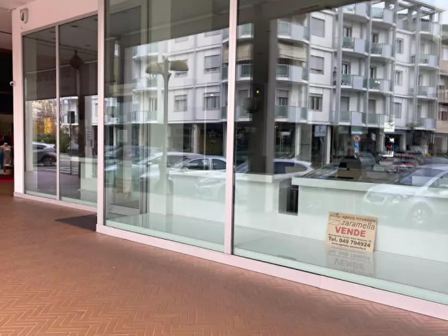 Immagine 1 di Negozio in vendita  in Via Alessandro Volta a Abano Terme