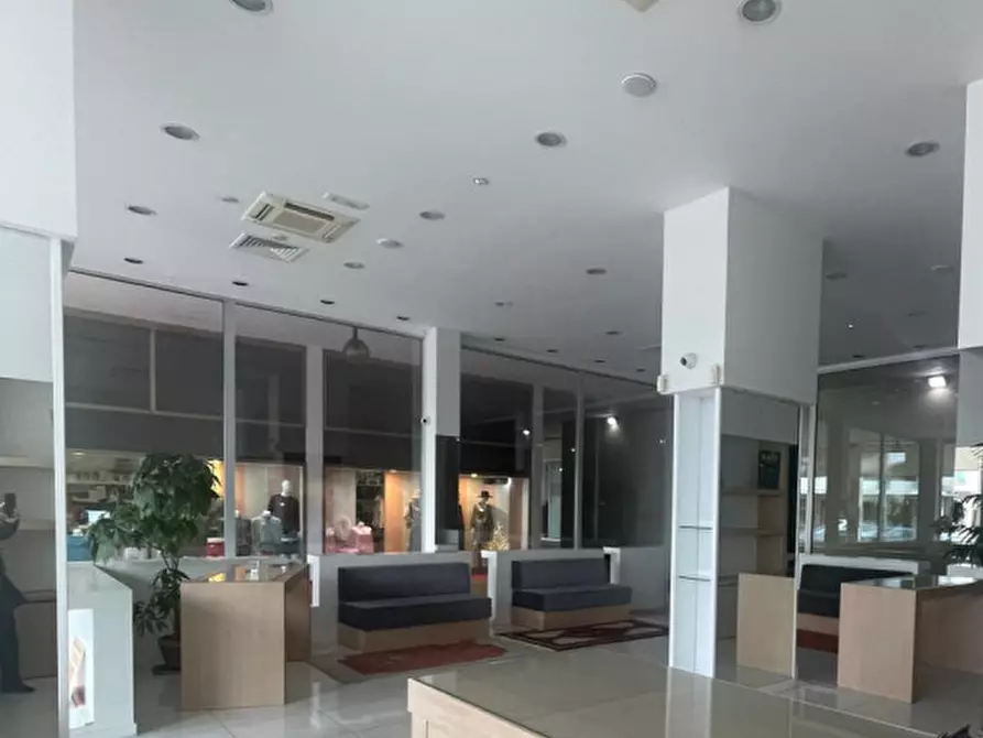 Immagine 2 di Negozio in vendita  in Via Alessandro Volta a Abano Terme