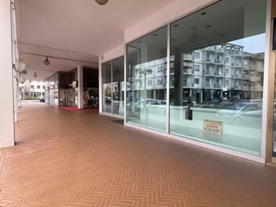 Immagine 2 di Negozio in vendita  in Via Alessandro Volta a Abano Terme