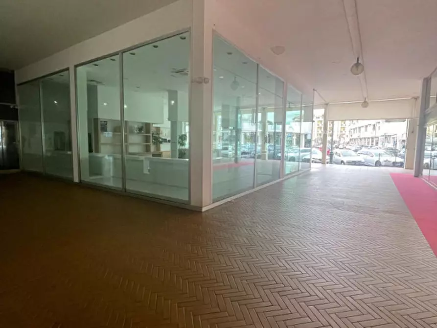 Immagine 3 di Negozio in vendita  in Via Alessandro Volta a Abano Terme