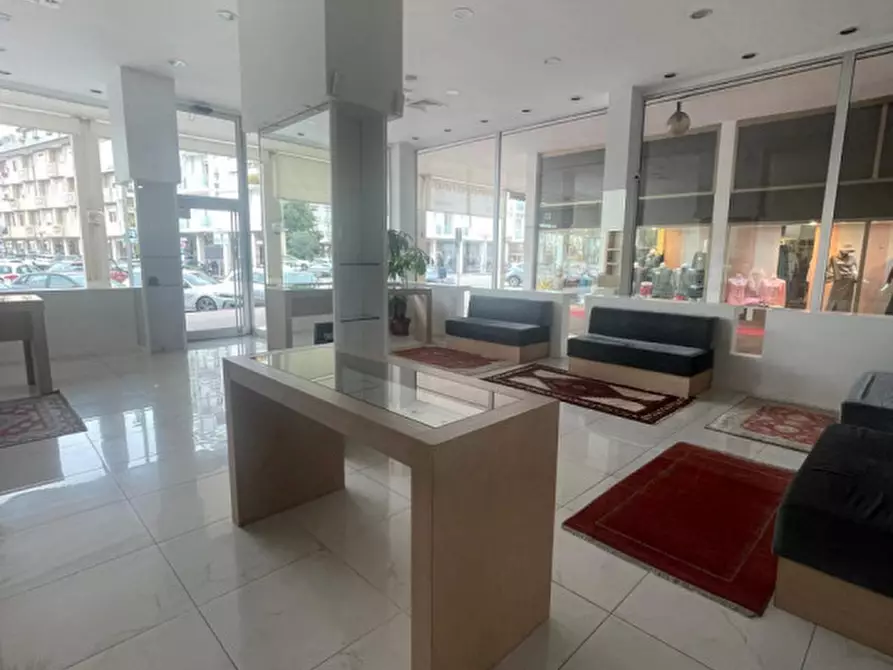 Immagine 4 di Negozio in vendita  in Via Alessandro Volta a Abano Terme