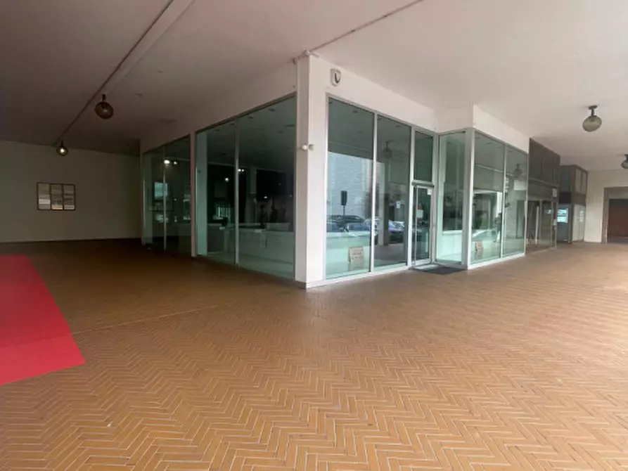 Immagine 4 di Negozio in vendita  in Via Alessandro Volta a Abano Terme