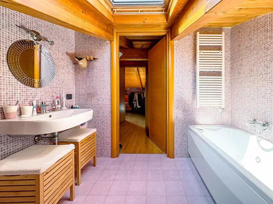 Immagine 12 di Appartamento in vendita  in Piazza Cleto Gallina 18 a Orta San Giulio