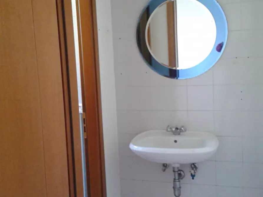 Immagine 7 di Negozio in affitto  a Badia Polesine