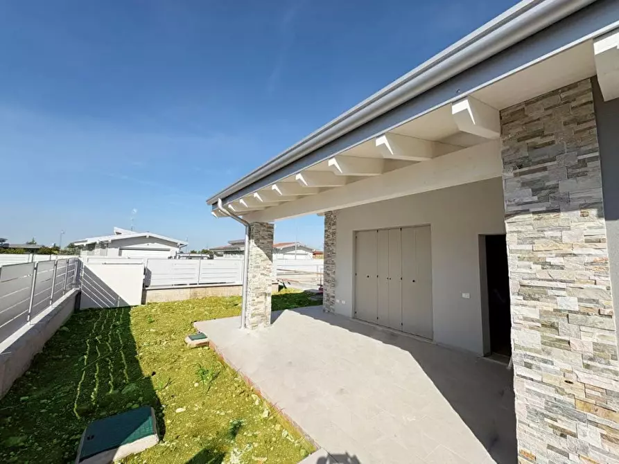 Immagine 4 di Villa in vendita  in via lombardia a Lonato del Garda