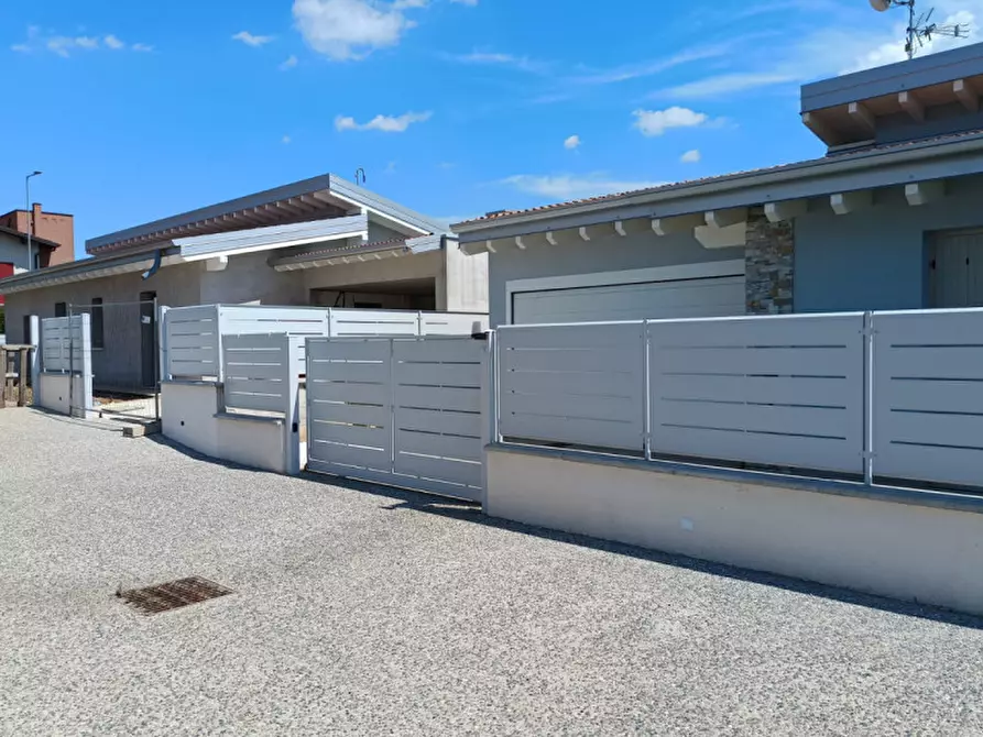 Immagine 14 di Villa in vendita  in via lombardia a Lonato del Garda