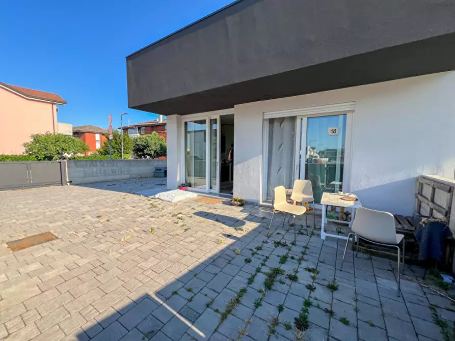 Immagine 10 di Camera in affitto  a Legnaro