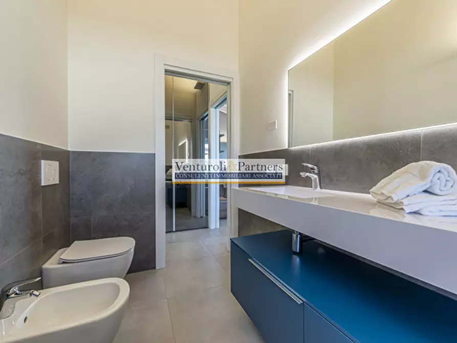 Immagine 8 di Appartamento in vendita  in Via Grezze a Desenzano Del Garda