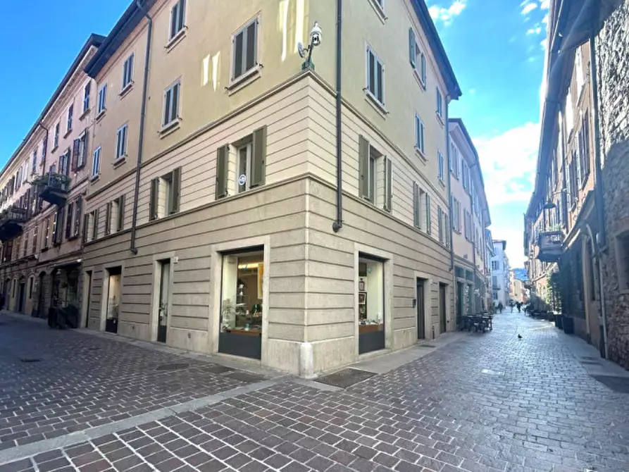 Immagine 1 di Attività commerciale in vendita  a Como