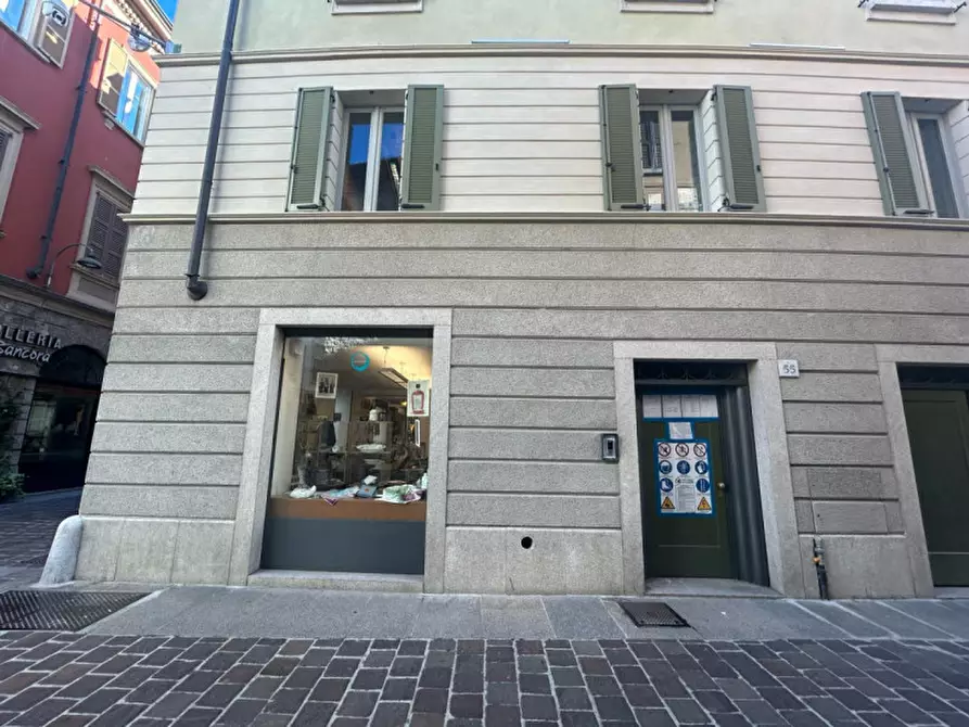 Immagine 2 di Attività commerciale in vendita  a Como