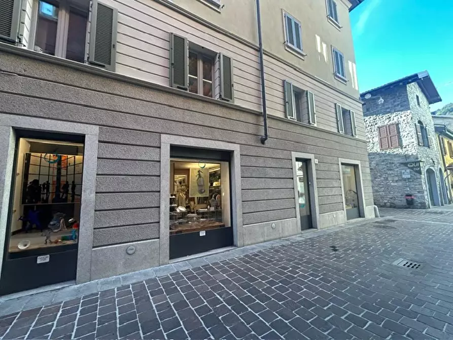 Immagine 3 di Attività commerciale in vendita  a Como