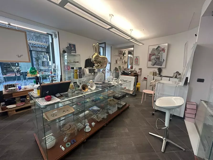 Immagine 4 di Attività commerciale in vendita  a Como