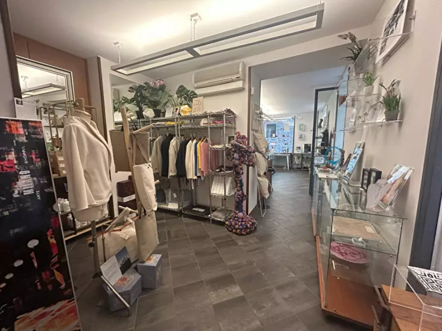 Immagine 5 di Attività commerciale in vendita  a Como