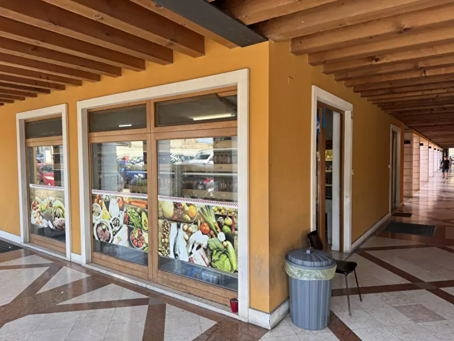 Immagine 3 di Negozio in vendita  in Via Macello 13 a Lonigo