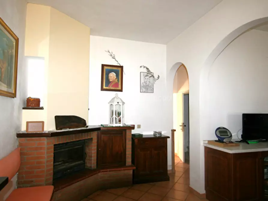 Immagine 3 di Casa indipendente in vendita  a Castiglione Del Lago