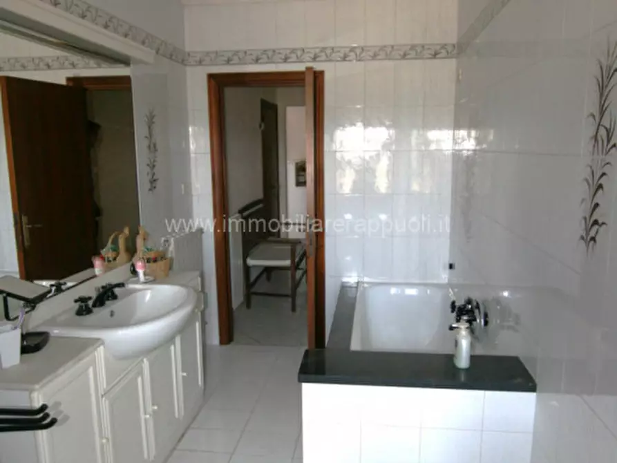 Immagine 37 di Villa in vendita  a Sinalunga