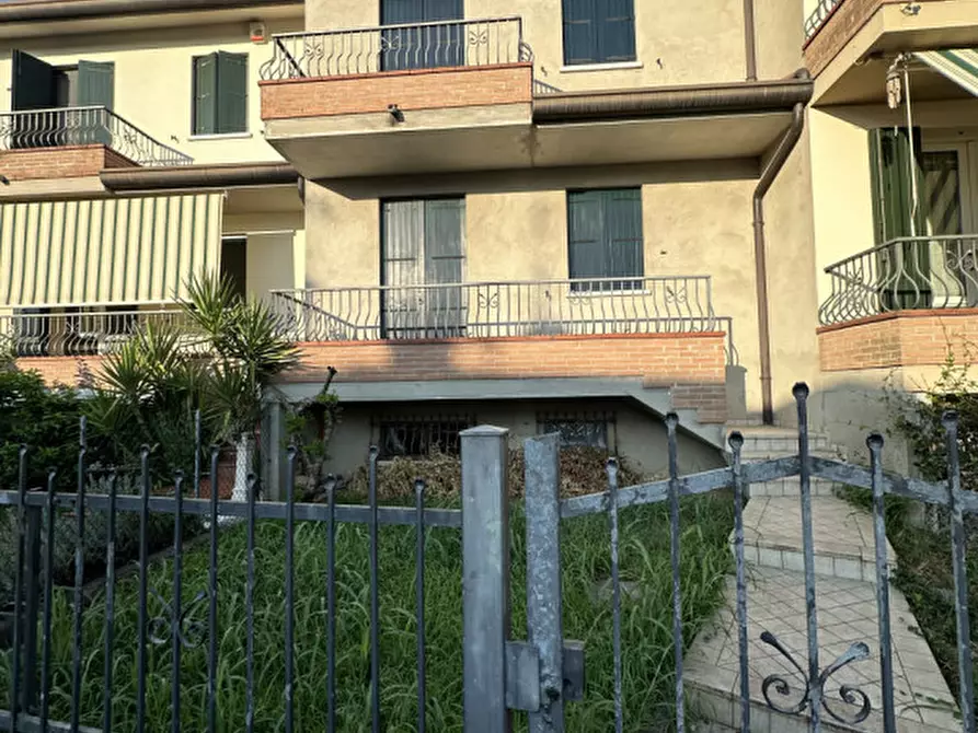 Immagine 1 di Casa quadrifamiliare in vendita  in Via Roma a Due Carrare