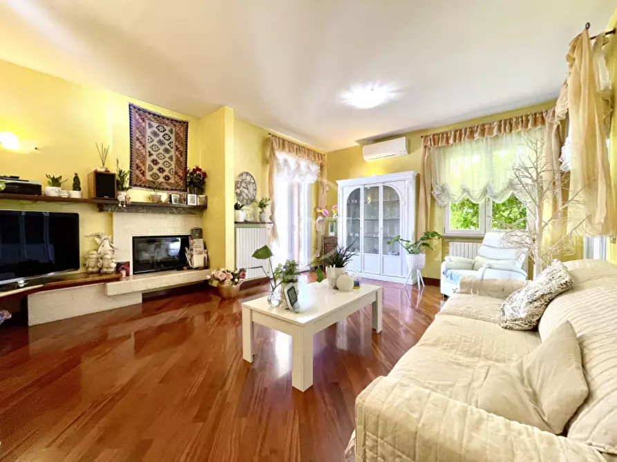 Immagine 6 di Villa in vendita  a Puegnago Sul Garda