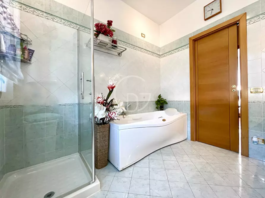 Immagine 17 di Villa in vendita  a Puegnago Sul Garda