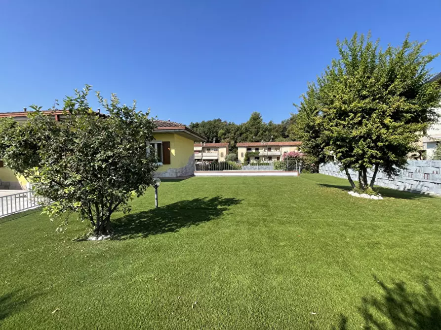 Immagine 18 di Villa in vendita  a Puegnago Sul Garda
