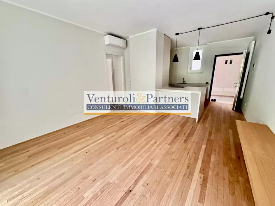 Immagine 3 di Appartamento in vendita  in via al vittoriale a Gardone Riviera