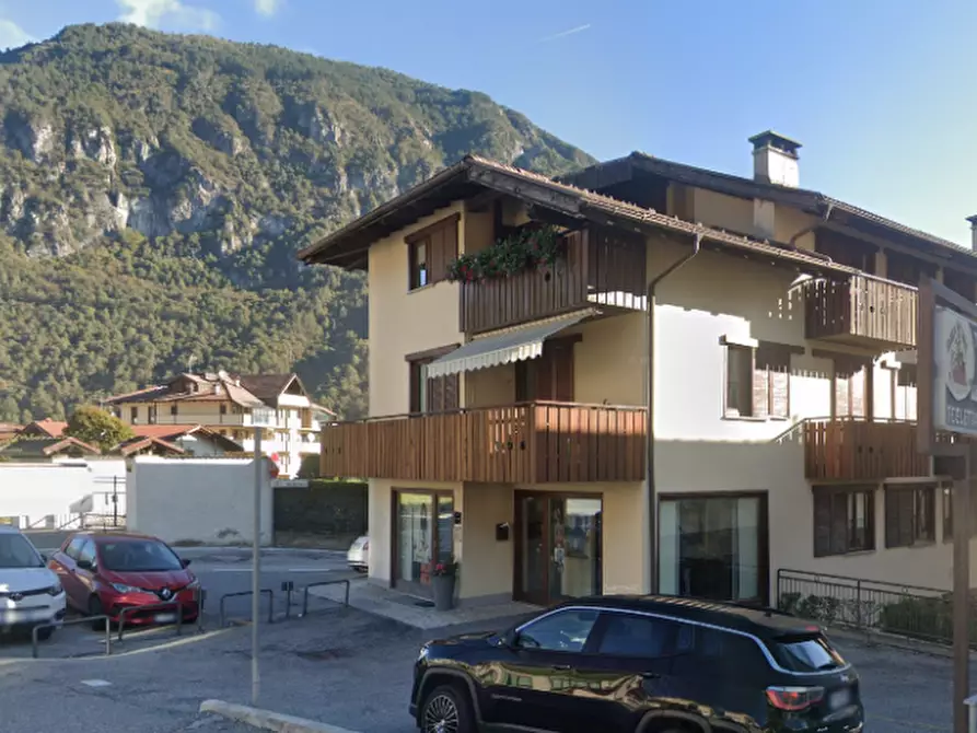 Immagine 3 di Negozio in affitto  in Via del Buston a Tione Di Trento
