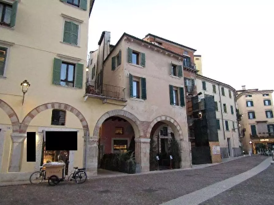 Immagine 1 di Negozio in vendita  in PIAZZETTA PESCHERIA 6 a Verona