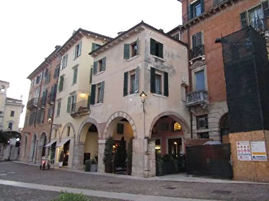 Immagine 2 di Negozio in vendita  in PIAZZETTA PESCHERIA 6 a Verona