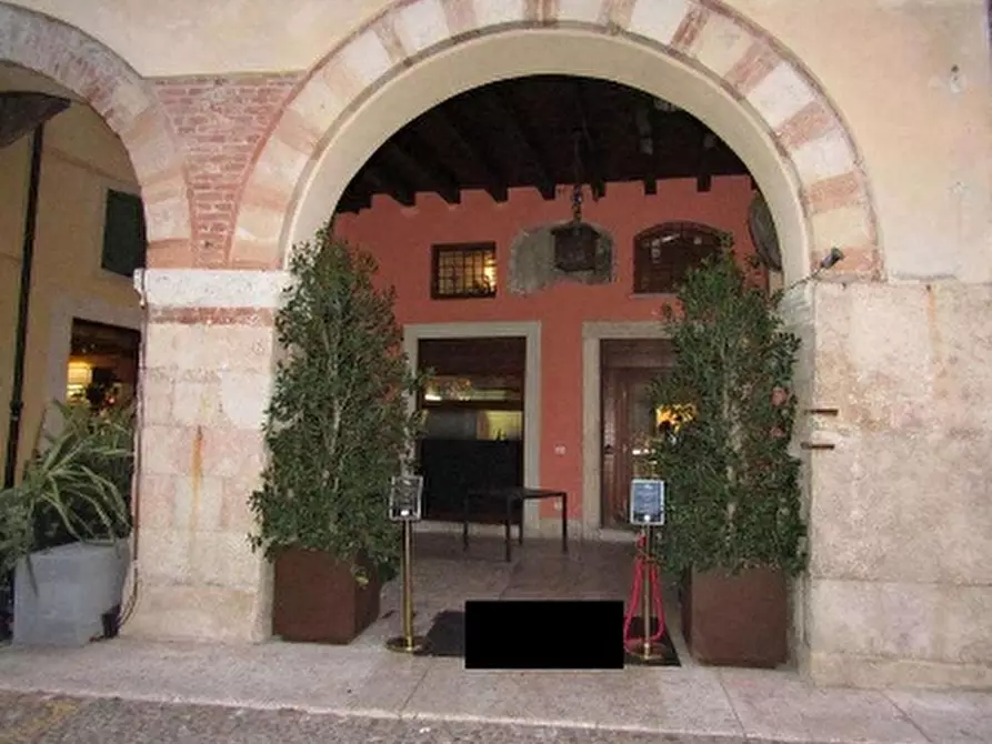 Immagine 3 di Negozio in vendita  in PIAZZETTA PESCHERIA 6 a Verona