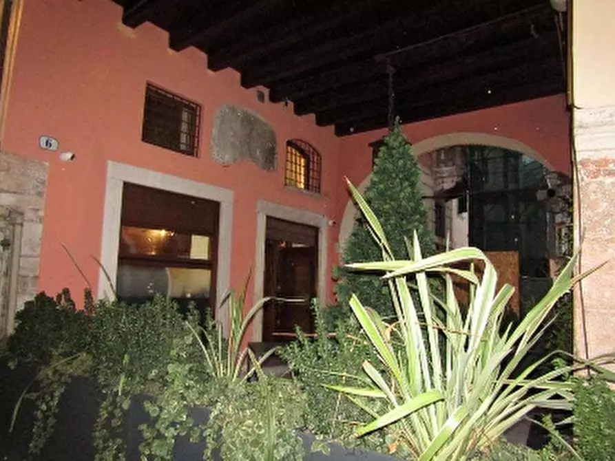 Immagine 4 di Negozio in vendita  in PIAZZETTA PESCHERIA 6 a Verona