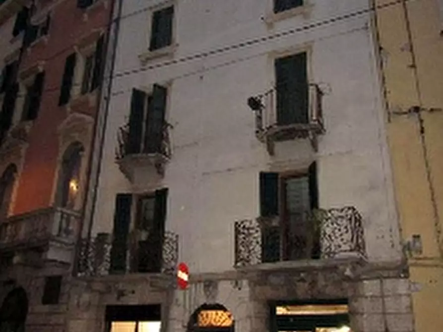 Immagine 5 di Negozio in vendita  in PIAZZETTA PESCHERIA 6 a Verona