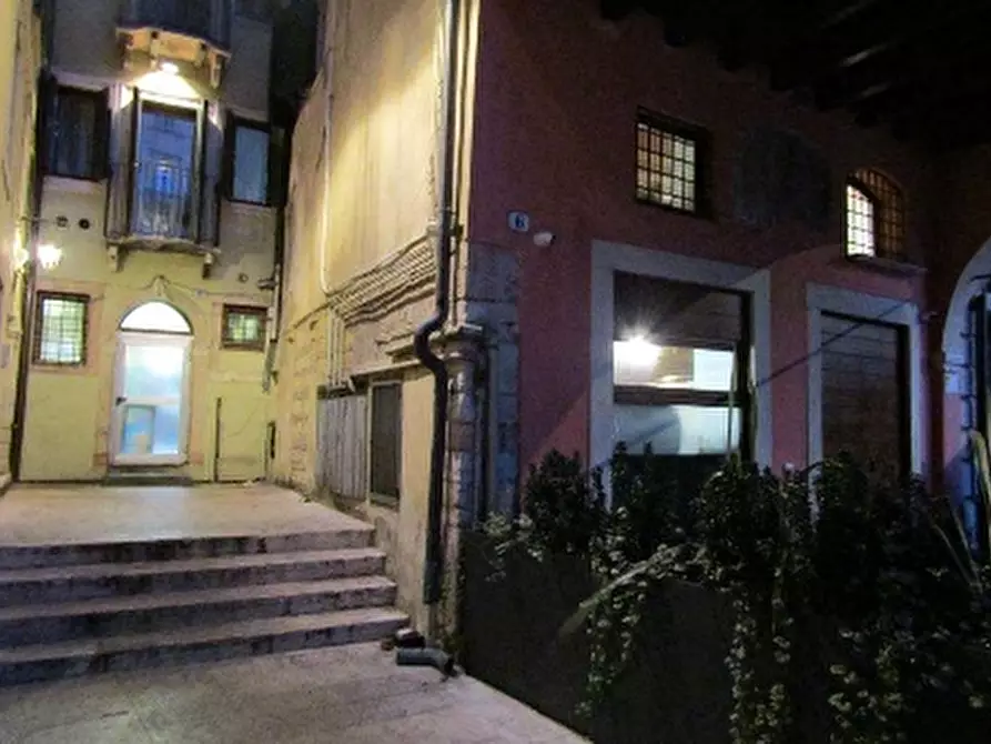 Immagine 6 di Negozio in vendita  in PIAZZETTA PESCHERIA 6 a Verona