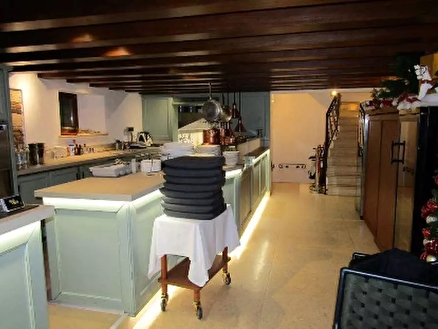 Immagine 7 di Negozio in vendita  in PIAZZETTA PESCHERIA 6 a Verona