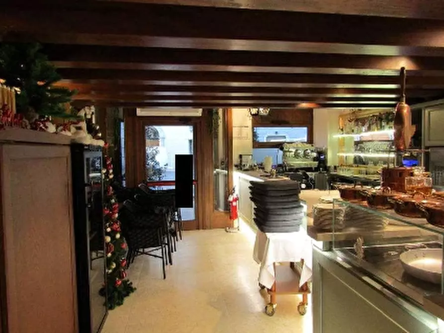 Immagine 8 di Negozio in vendita  in PIAZZETTA PESCHERIA 6 a Verona