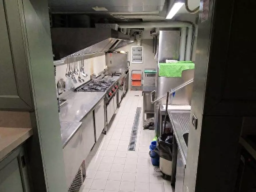 Immagine 9 di Negozio in vendita  in PIAZZETTA PESCHERIA 6 a Verona