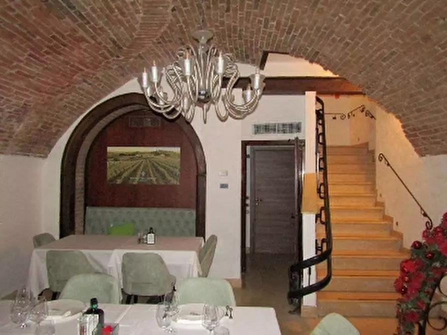 Immagine 10 di Negozio in vendita  in PIAZZETTA PESCHERIA 6 a Verona