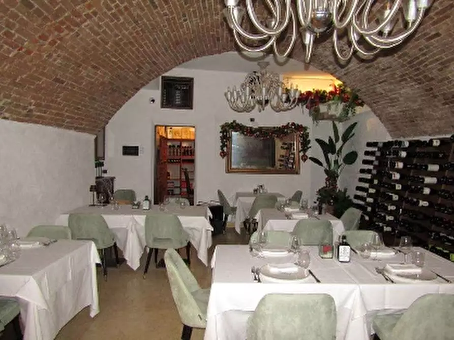 Immagine 11 di Negozio in vendita  in PIAZZETTA PESCHERIA 6 a Verona