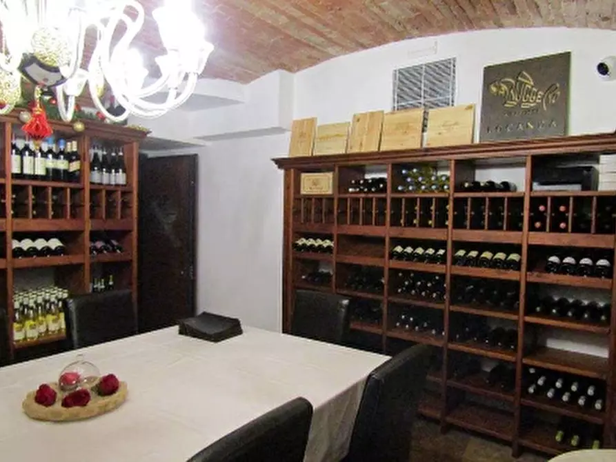 Immagine 13 di Negozio in vendita  in PIAZZETTA PESCHERIA 6 a Verona