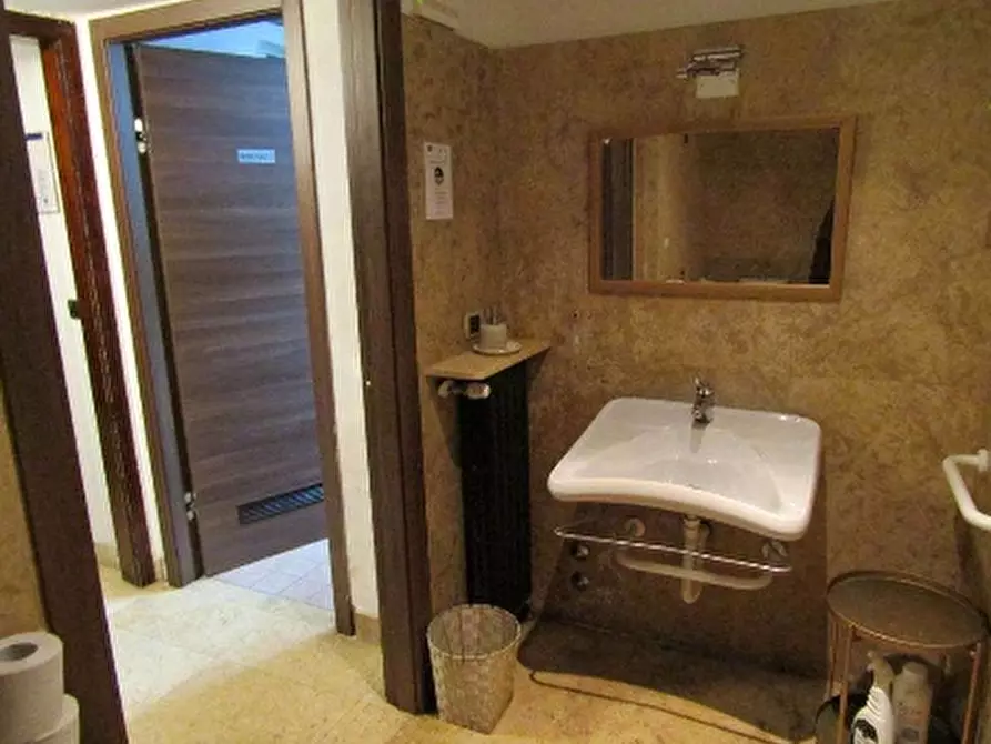 Immagine 14 di Negozio in vendita  in PIAZZETTA PESCHERIA 6 a Verona