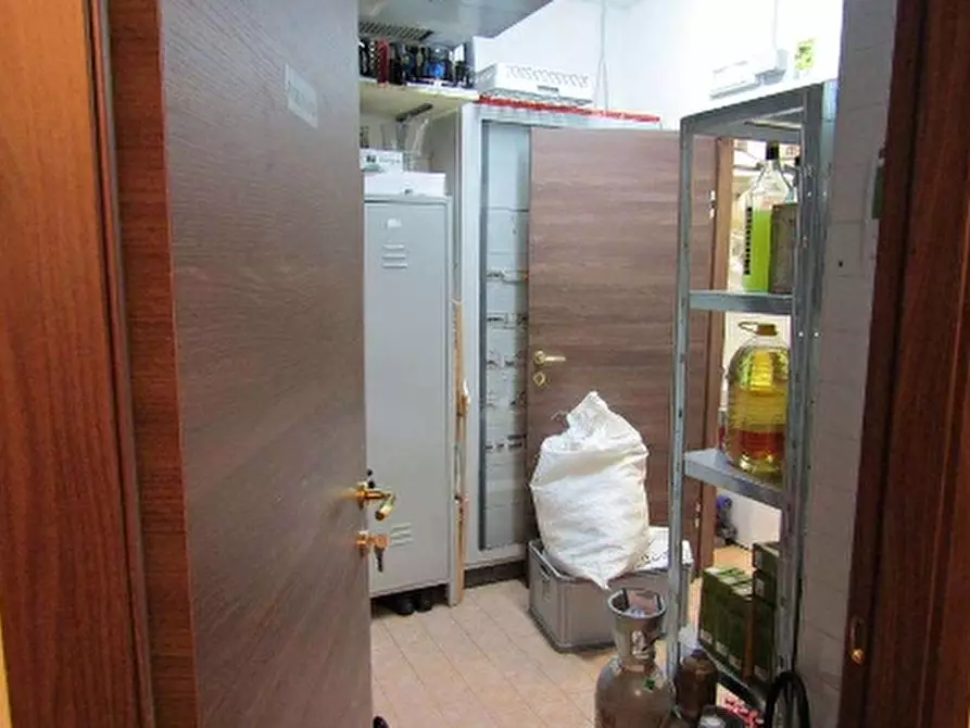 Immagine 15 di Negozio in vendita  in PIAZZETTA PESCHERIA 6 a Verona