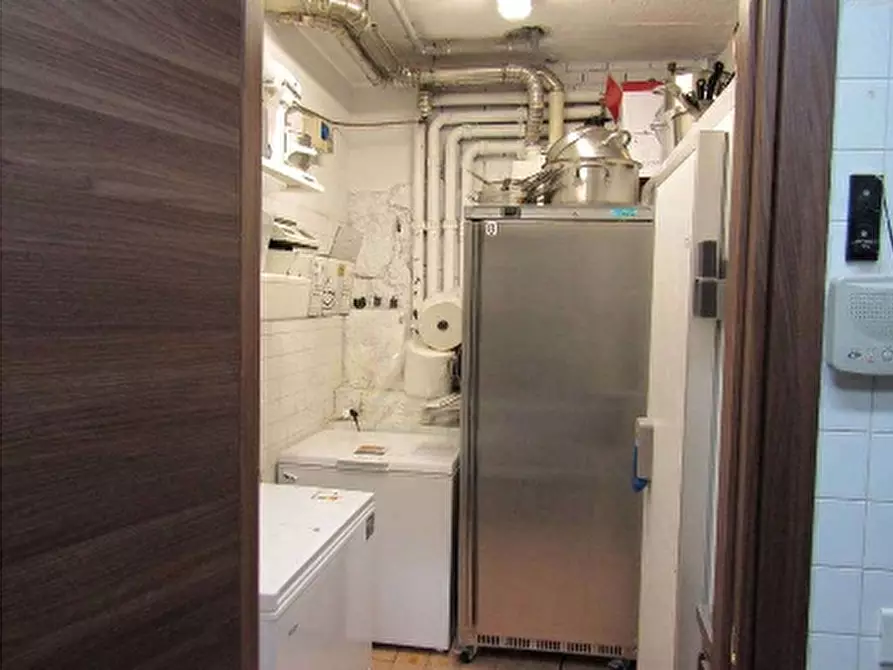 Immagine 16 di Negozio in vendita  in PIAZZETTA PESCHERIA 6 a Verona